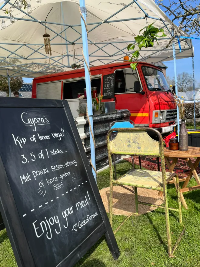 Sfeerbeeld van de Gastronomade foodtruck op locatie